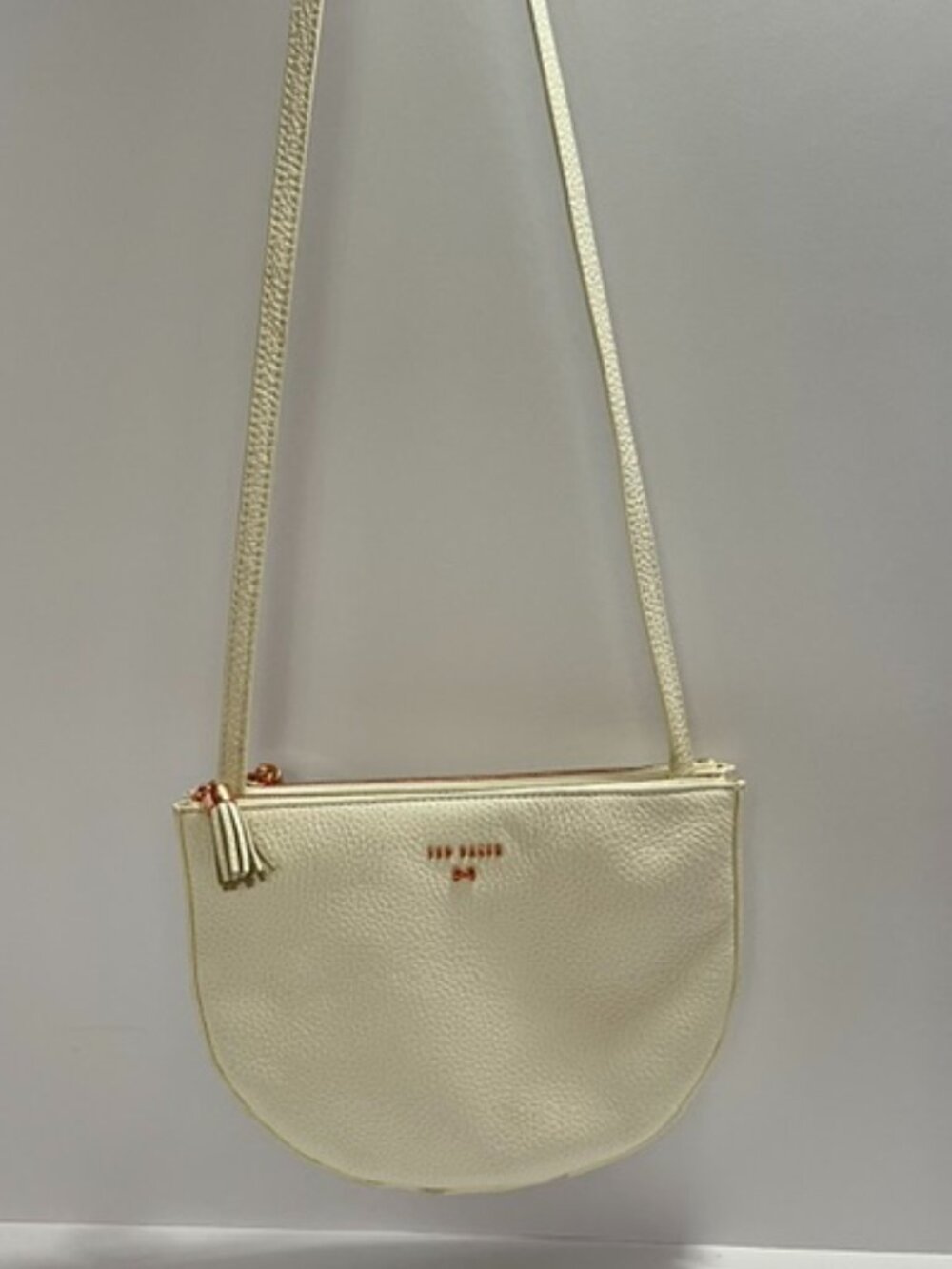 TED BAKER SEMI-CIRCLE WHITE LEATHER CROSSBODY WITH ROSE GOLD HARDWARE EUC